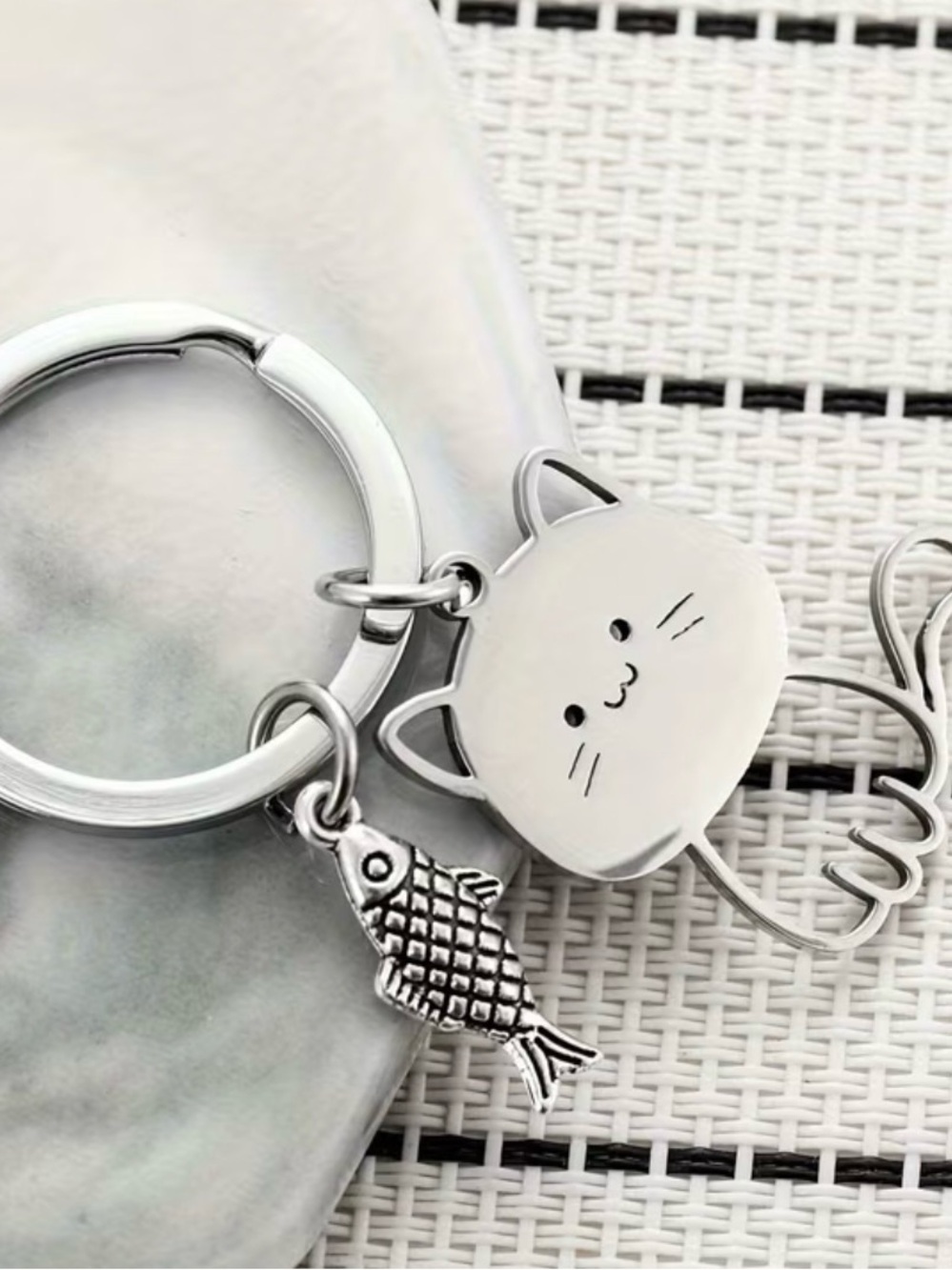 Silver Cat Face Keychain with Fish Charm - Cute Cat Pet Accessory